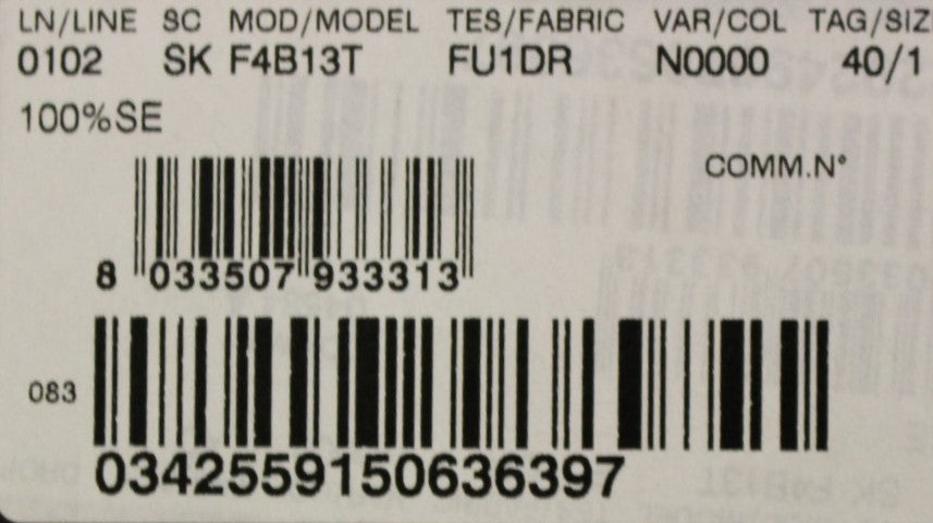 Schwarzer transparenter Seidenrock über den Knien