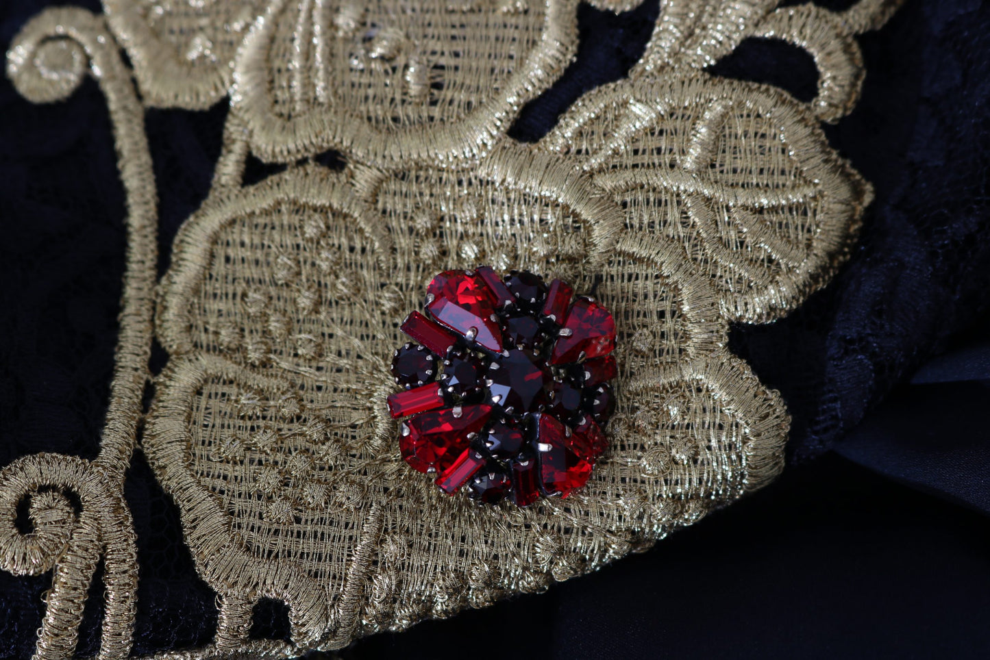 Schwarzes Seiden-Stretch-Kleid mit goldenem Kristall