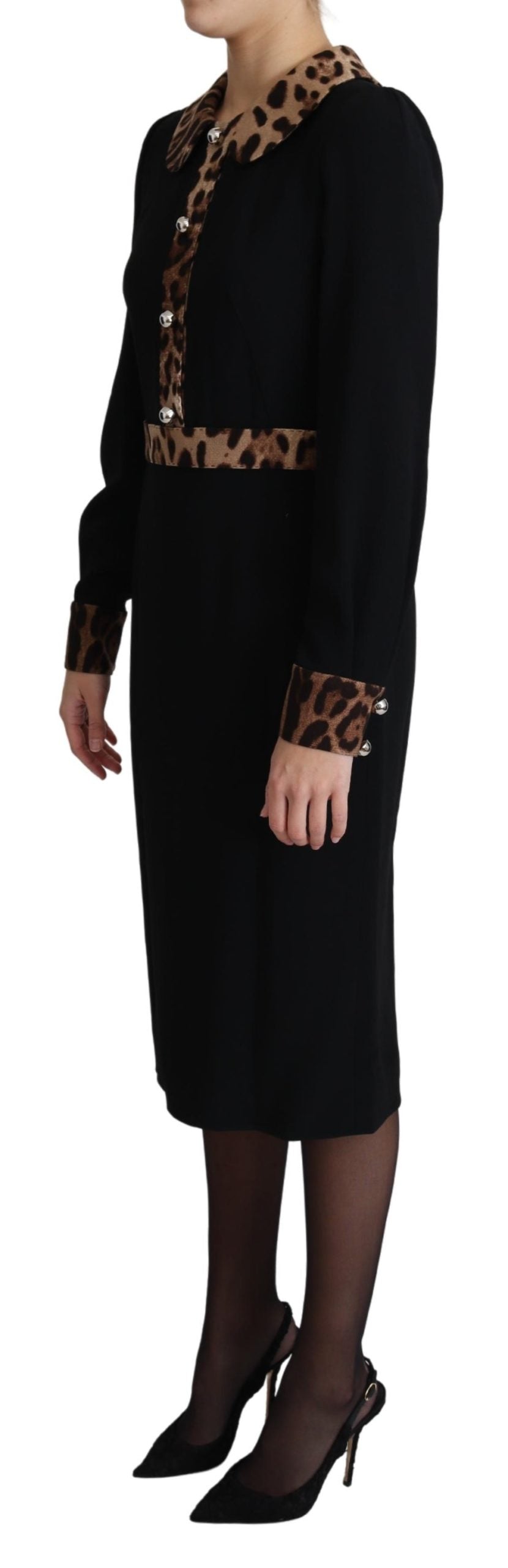 Schwarzes Kleid mit Leopardenmuster und Knopfverzierung