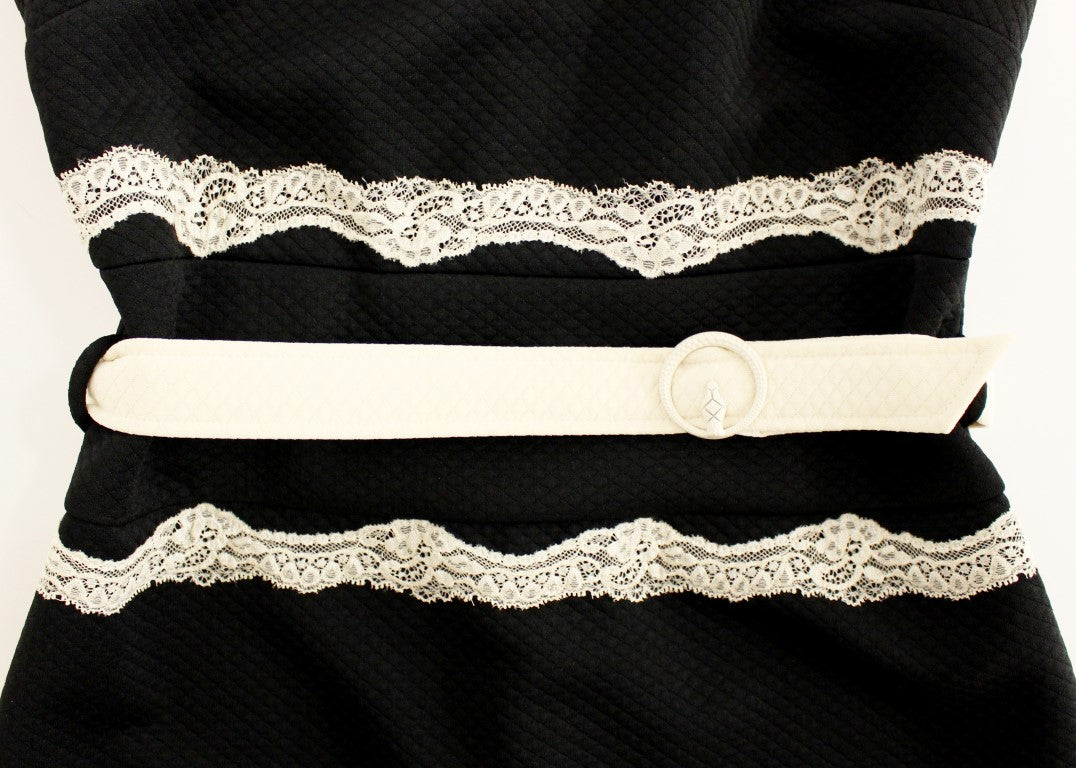 Schwarzes Spitzen-Etuikleid