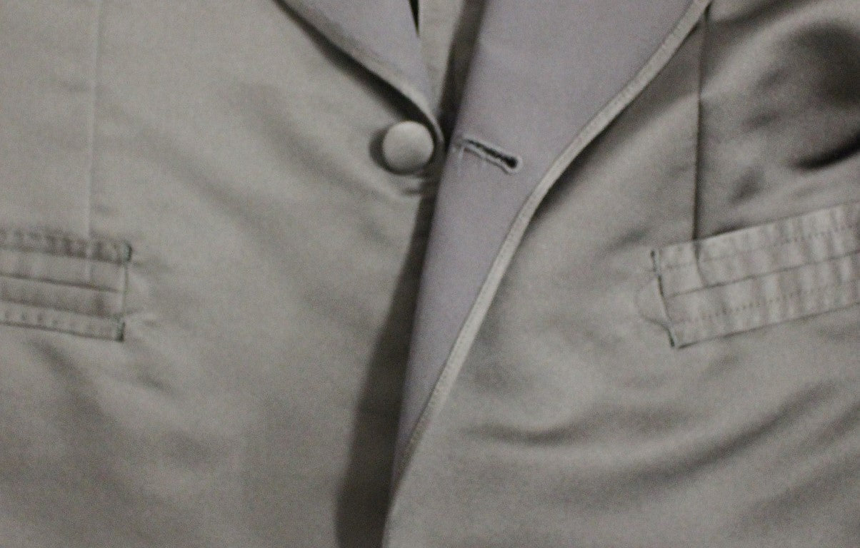 Schwarzer schmal geschnittener Seidenblazer