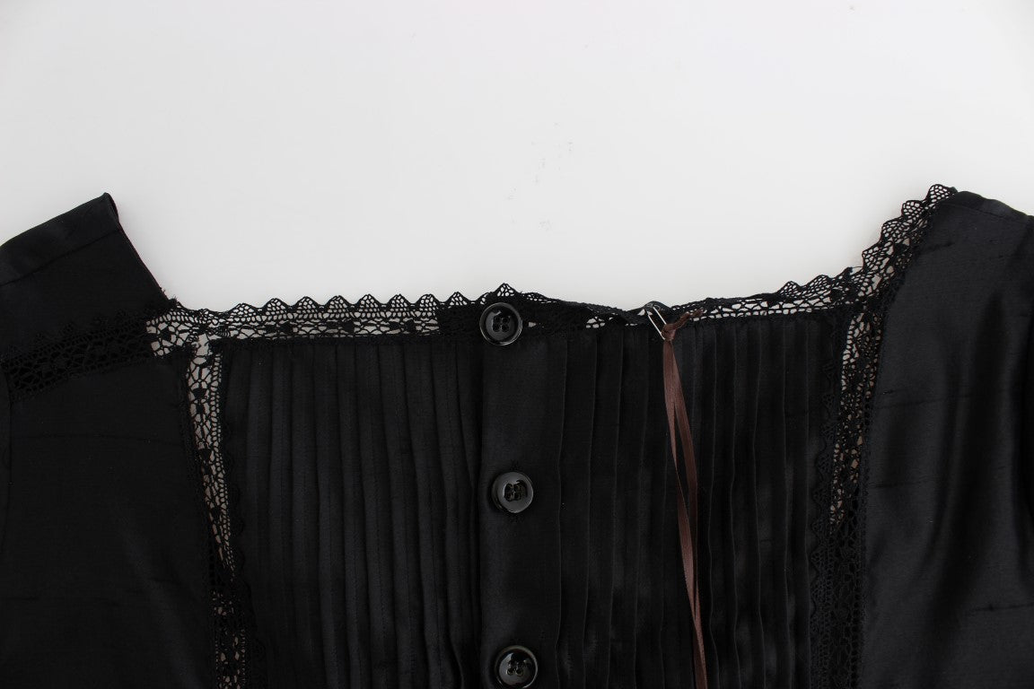 Schwarzes Etuikleid mit kurzen Ärmeln