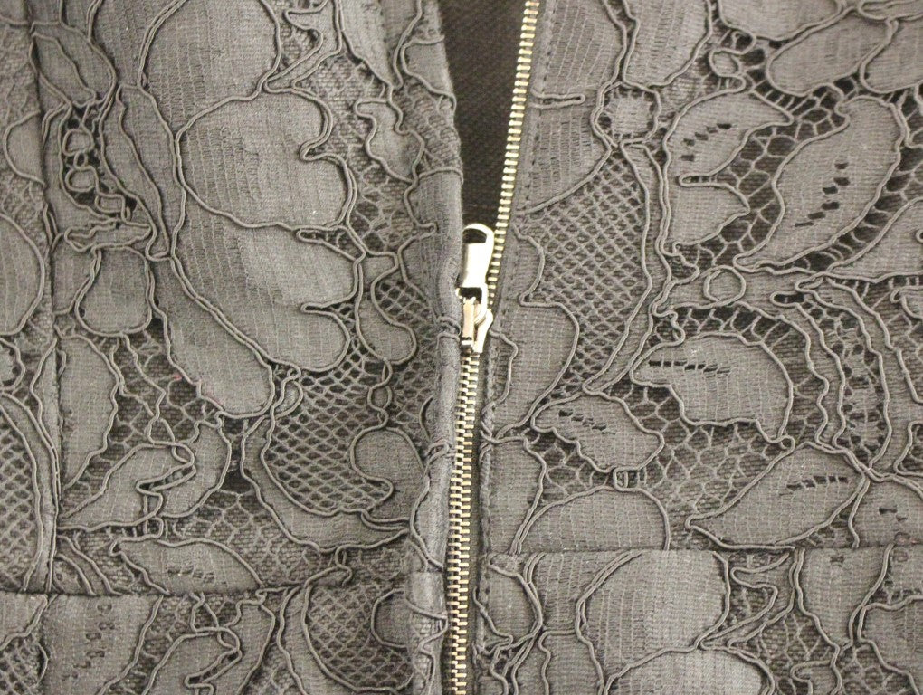 Schwarzes Laufstegkleid aus geblümter Spitze von Sicily