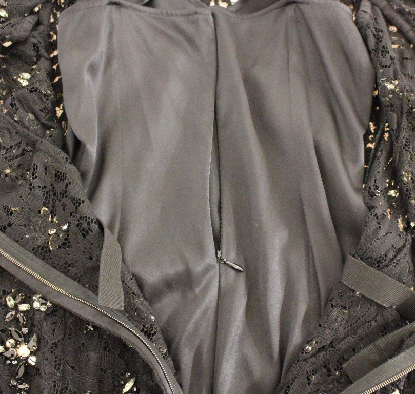 Schwarzes Kleid aus geblümter Spitze mit Kristalleinlage