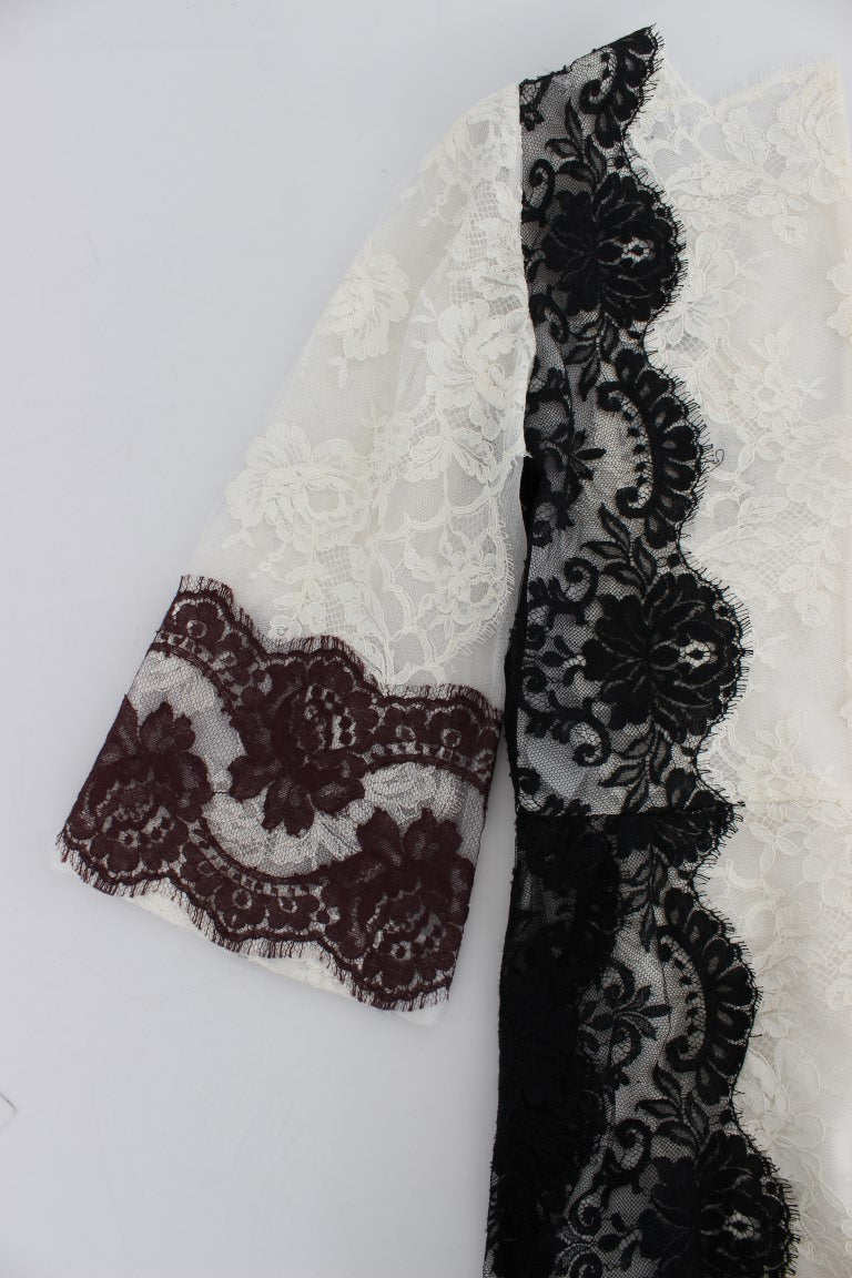 Weißes geblümtes Spitzenkleid in voller Länge