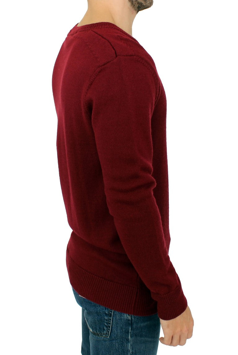 Bordeauxfarbener Pullover mit V-Ausschnitt