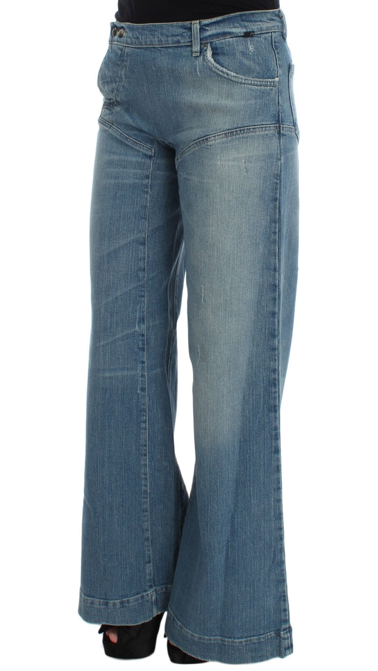 Blau gewaschene Jeans mit weitem Bein aus einer Baumwollmischung