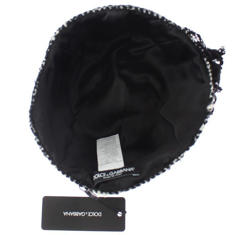 Cloche Hut aus grauer Wolle mit floraler Spitze und Nieten