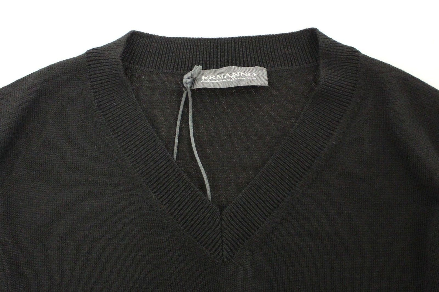 Schwarzer Pullover mit V-Ausschnitt aus einer Wollmischung