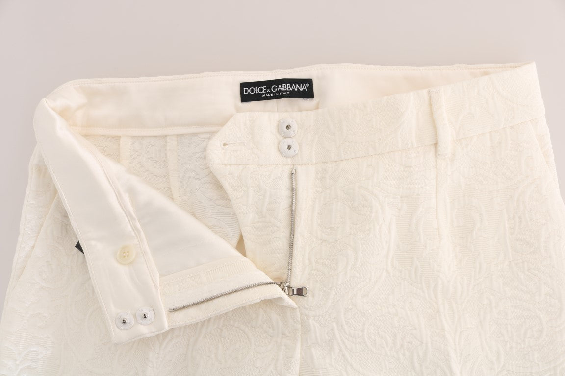 Weiße Caprihose aus Brokat mit Blumenmuster