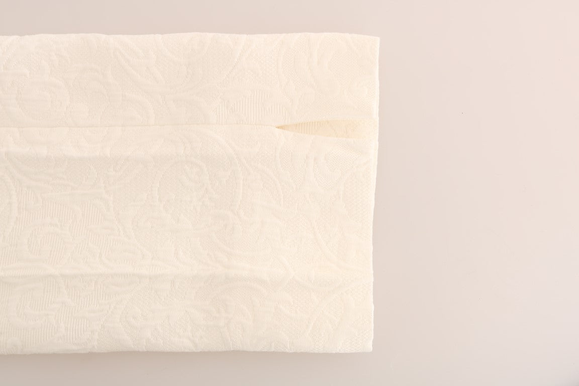 Weiße Caprihose aus Brokat mit Blumenmuster