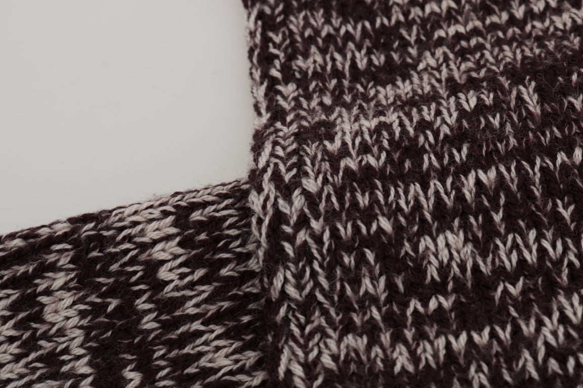 Bordeauxfarbener Wollstrickschal