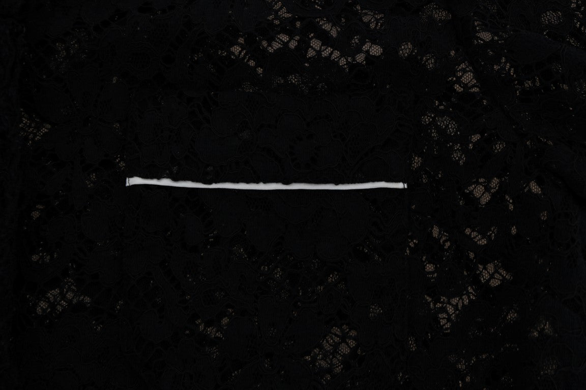 Schwarzes Hemd mit Kristallknöpfen und floraler Spitze