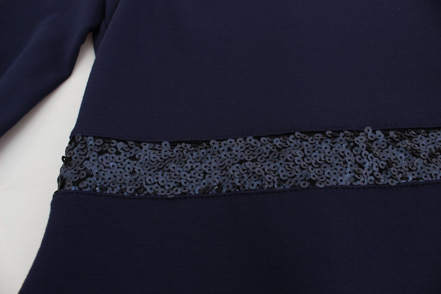 Blaues langärmeliges Mini-Etuikleid