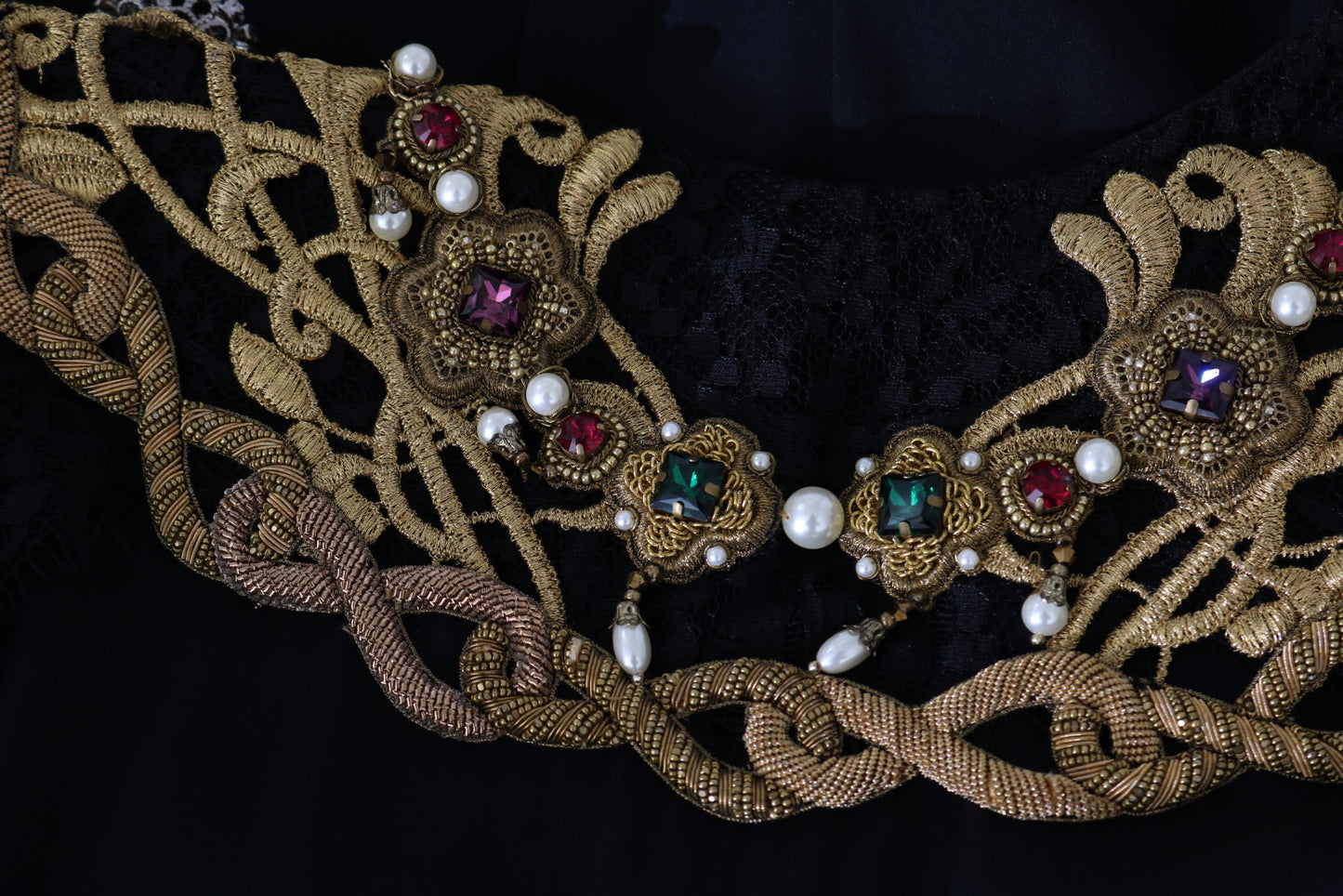 Schwarzes Seiden-Stretch-Kleid mit goldenem Kristall