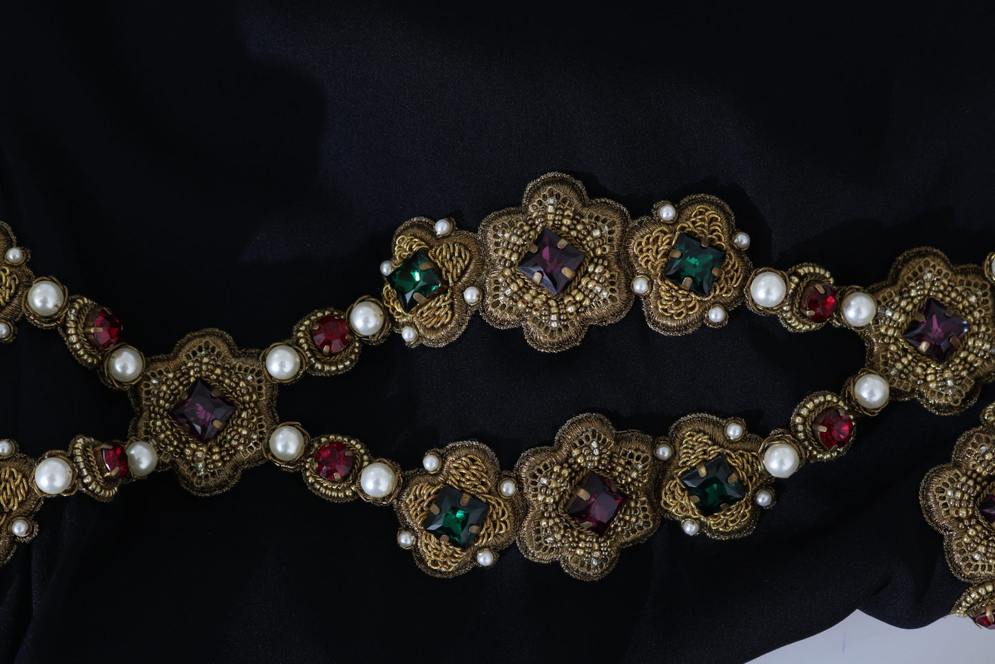 Schwarzes Seiden-Stretch-Kleid mit goldenem Kristall