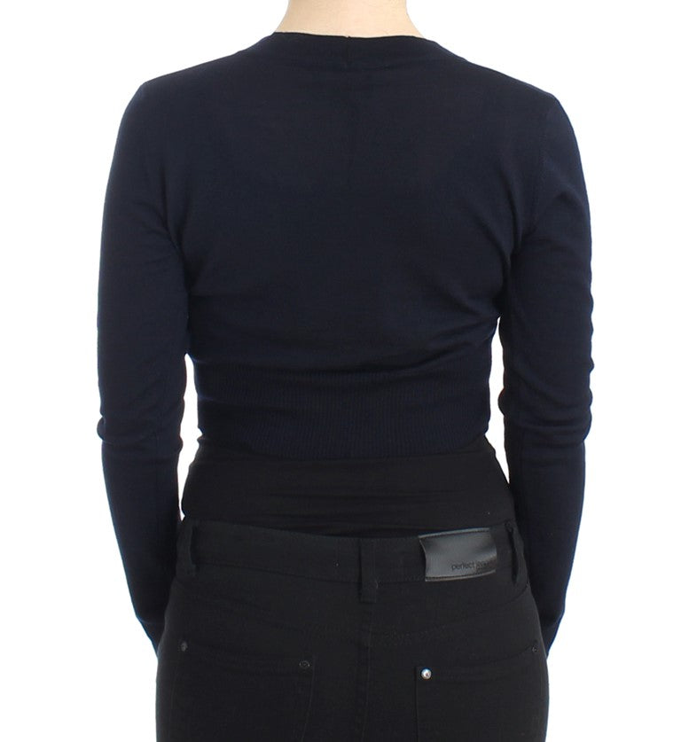 Blaue Strickjacke aus Wolle, kurz geschnitten