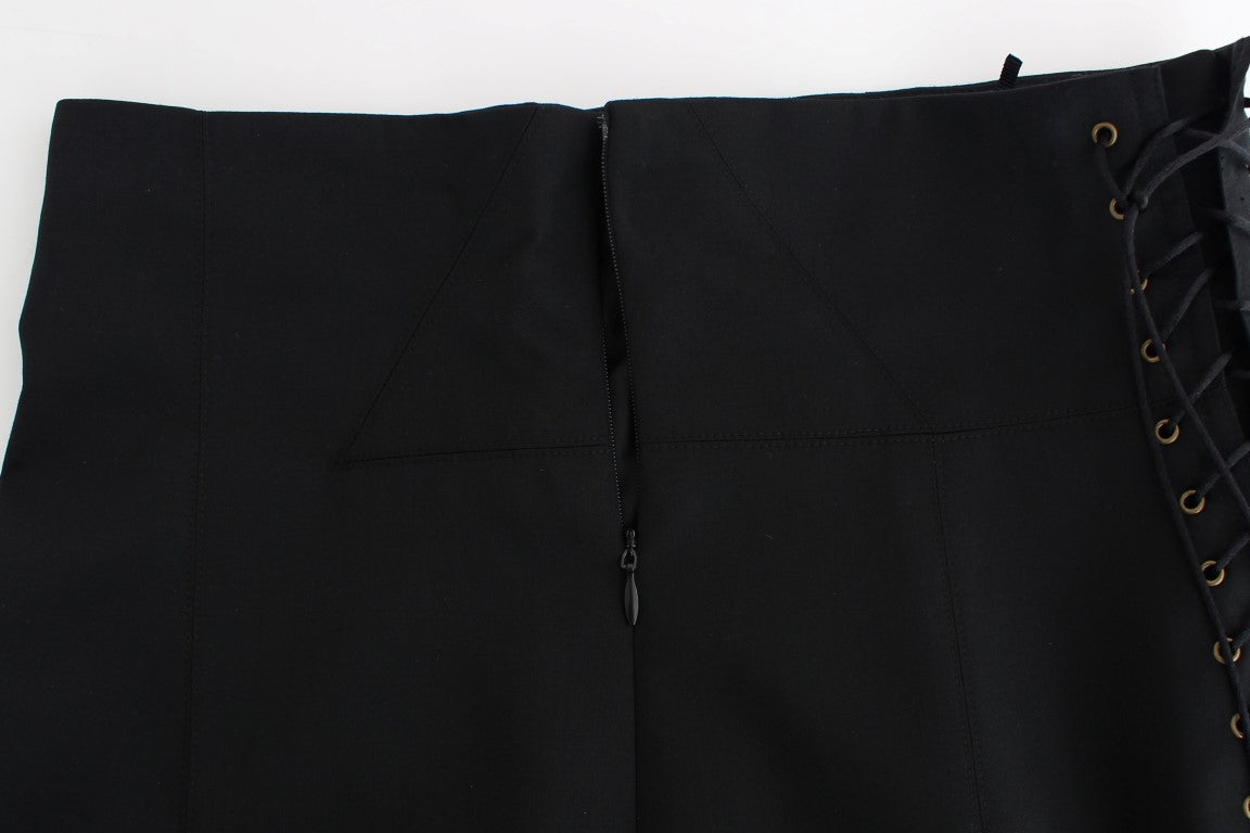 Schwarzer Faltenrock mit Schnürung