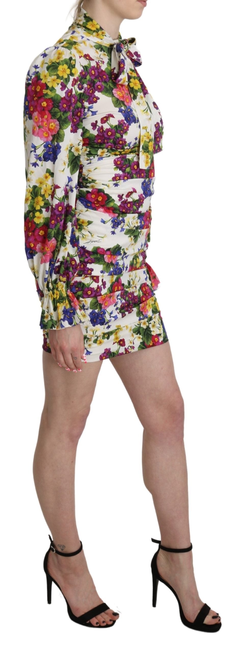 Weißes geblümtes Seidenmantel-Minikleid