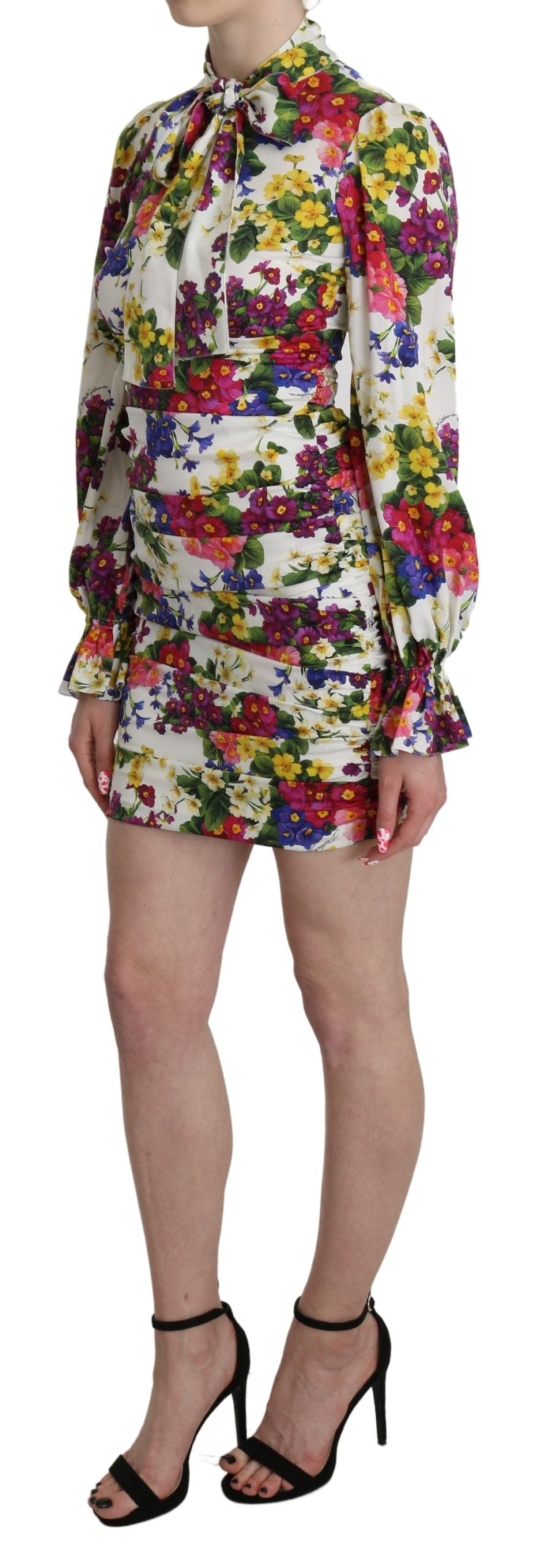 Weißes geblümtes Seidenmantel-Minikleid