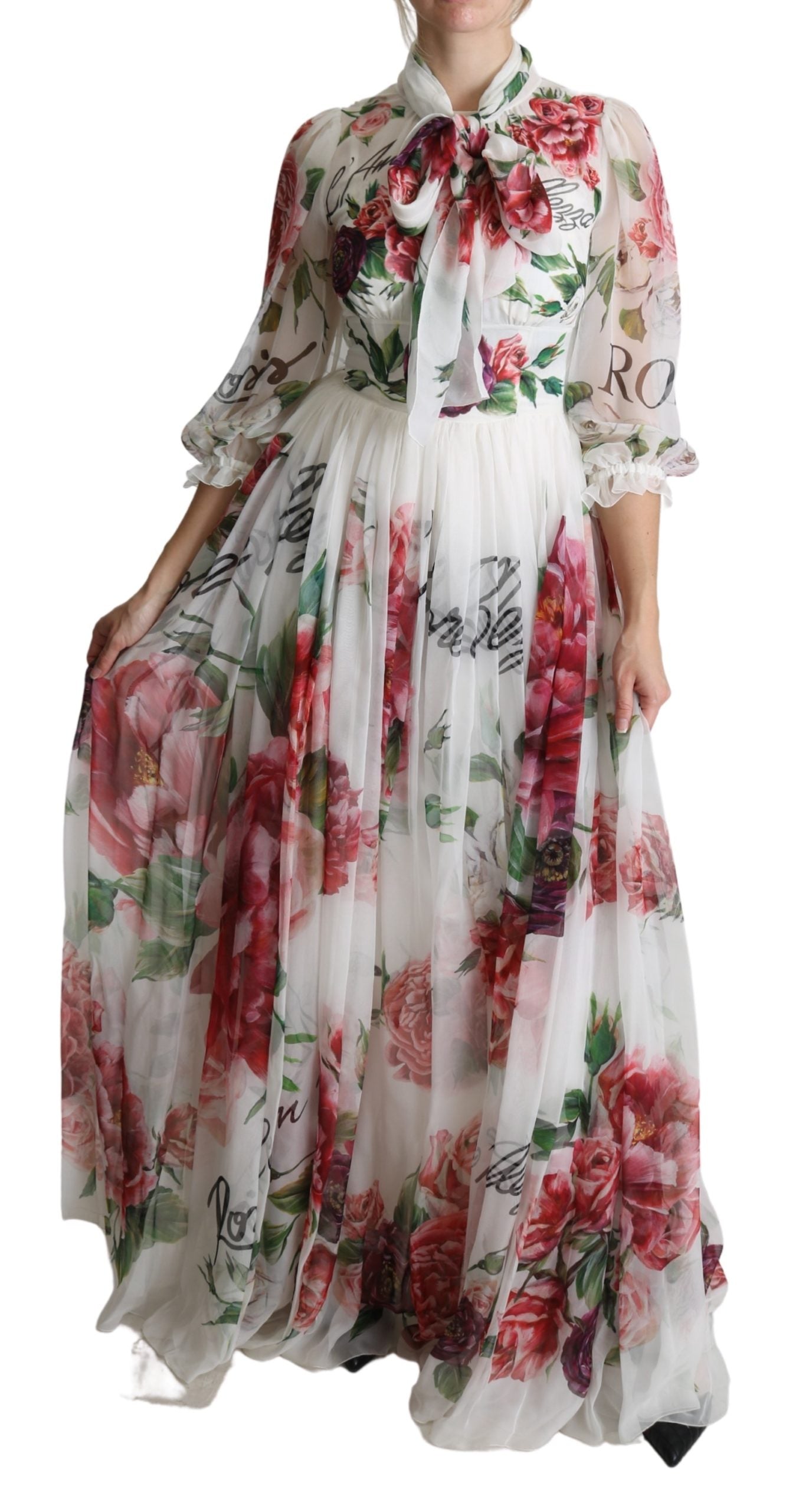 Weißes bodenlanges Seidenkleid mit Rosenblüten