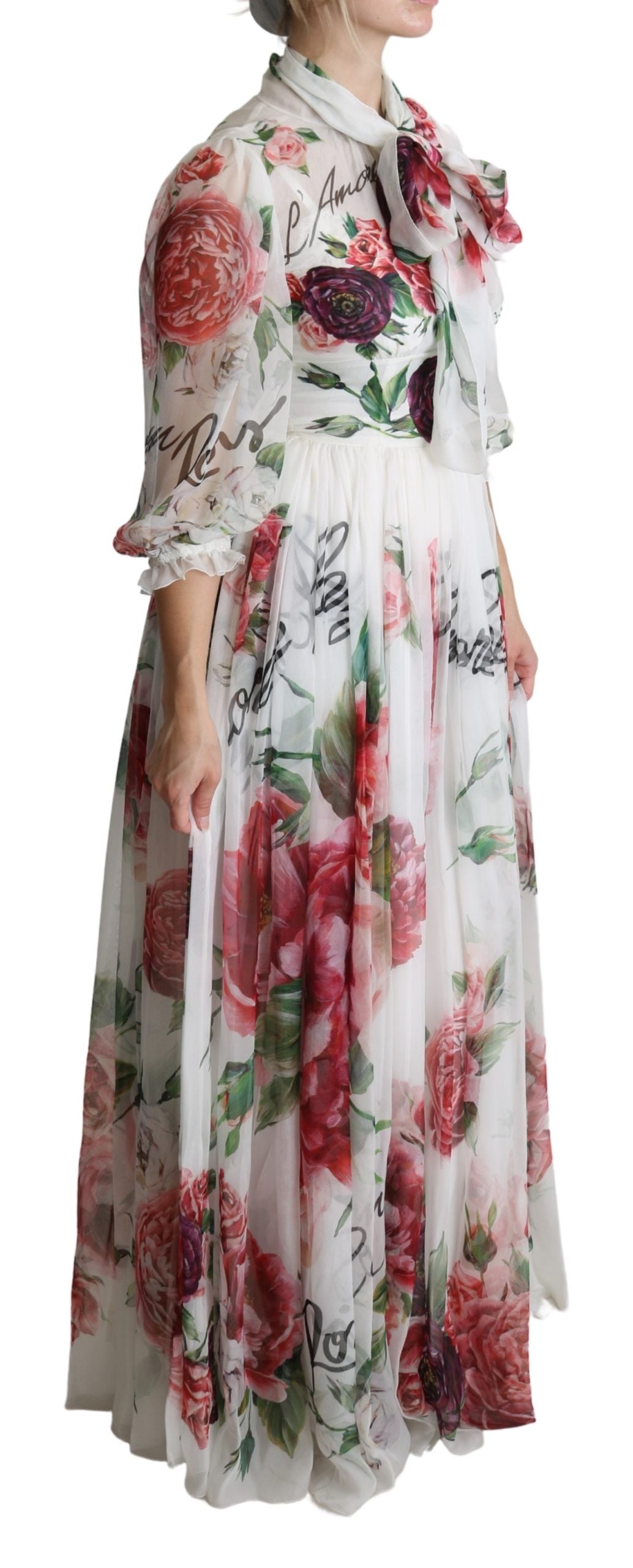 Weißes bodenlanges Seidenkleid mit Rosenblüten