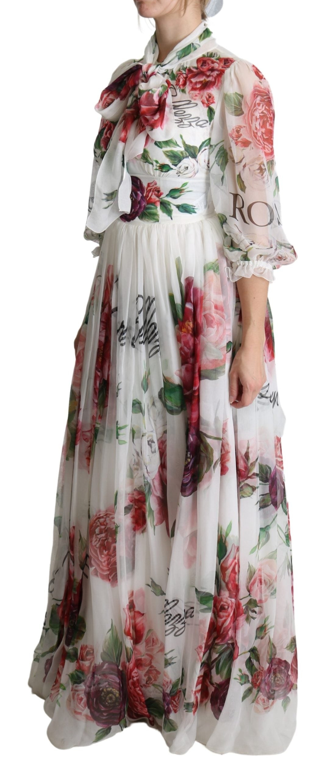 Weißes bodenlanges Seidenkleid mit Rosenblüten