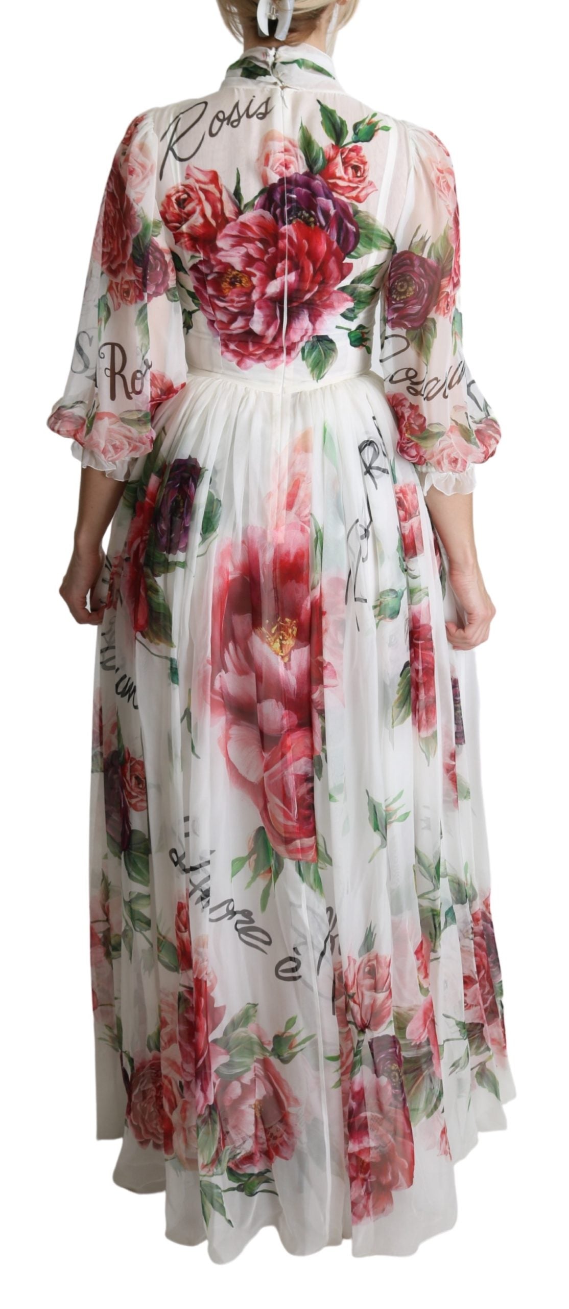 Weißes bodenlanges Seidenkleid mit Rosenblüten