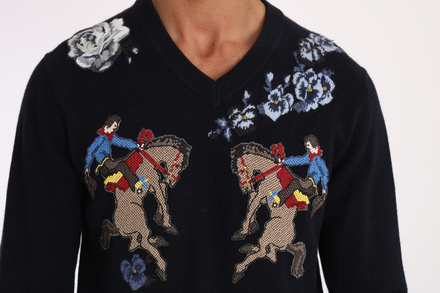 Blauer Cowboy-Rosen Kaschmirpullover mit V-Ausschnitt