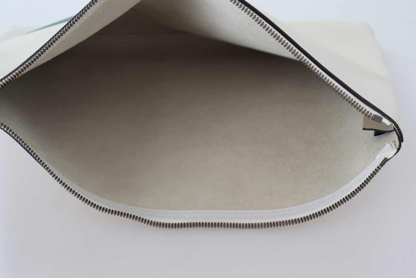 Big Pouch Clutch Tasche aus weißem Leder mit Kieselsteinen