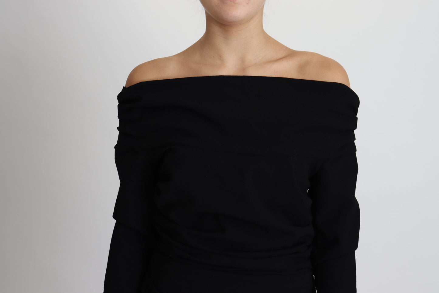 Schwarzes Etuikleid mit offenen Schultern aus Wolle