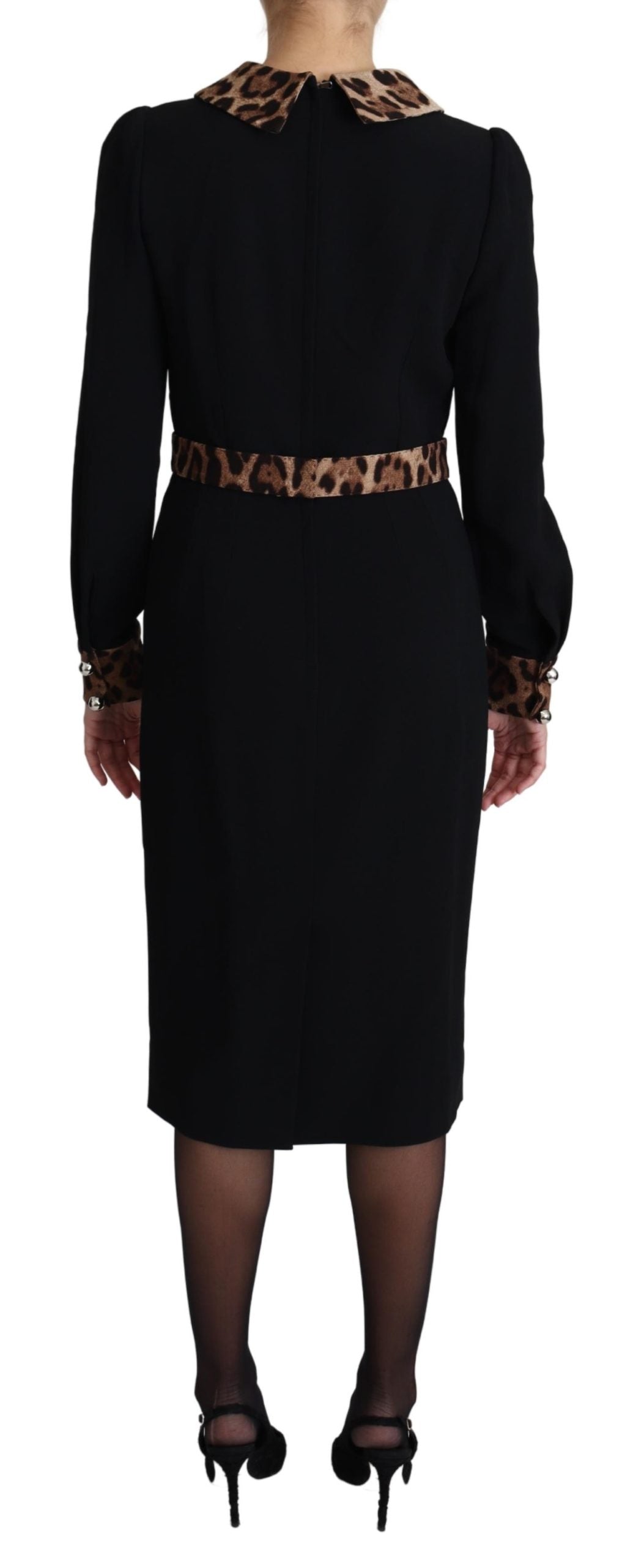 Schwarzes Kleid mit Leopardenmuster und Knopfverzierung