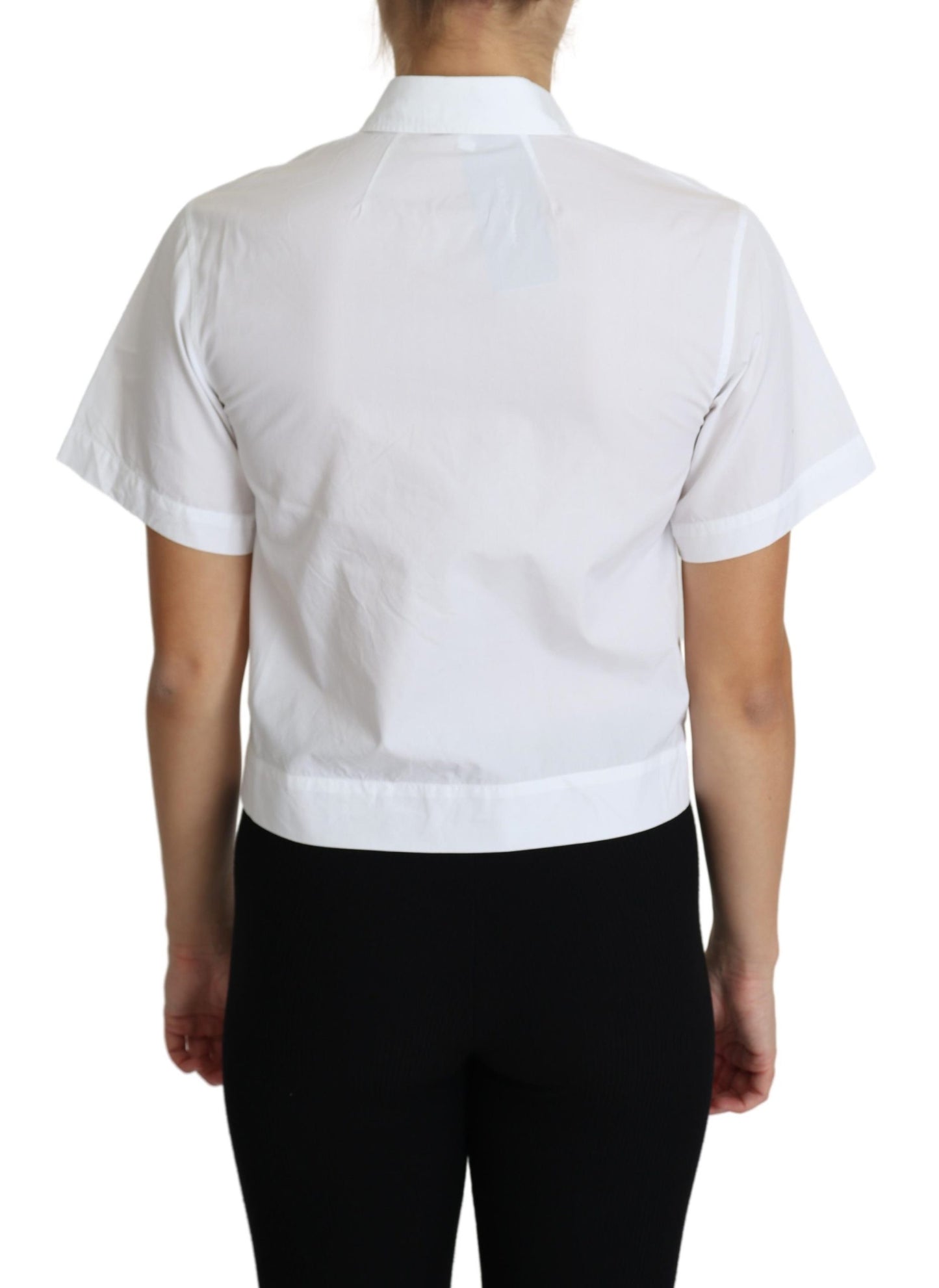 Weißes Baumwolloberteil mit Zierknöpfen und Kragen