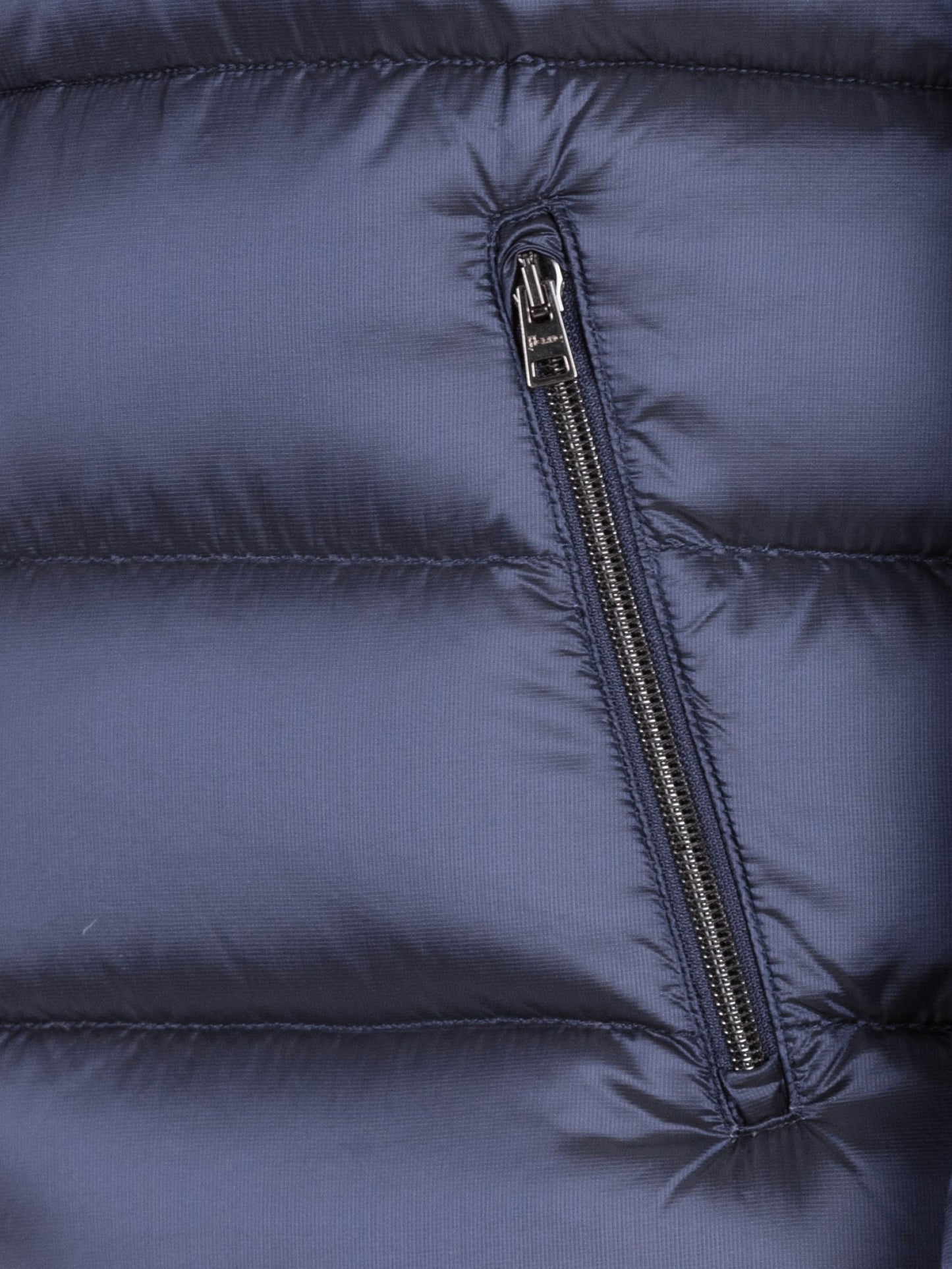 Blaue gepolsterte Bomberjacke aus Nylon